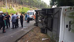 Antalya'da turist taşıyan midibüs devrildi