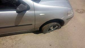 Asfaltta inanılmaz olay... Saplanıp kaldı