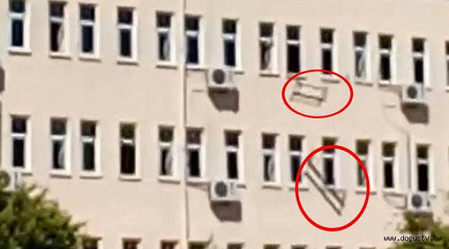 Boşaltılan okulun sıraları pencereden atıldı