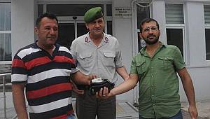 Durakta unutulan 20 bin lirayı sahibine teslim etti