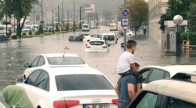 İstanbul'da Sağanak Yağış Başladı, Eminönü ve Beşiktaş'ta Denizle Kara Birleşti