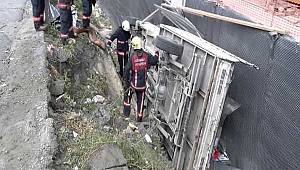 Kamyon inşaat kazı alanına devrildi: Yaralılar var