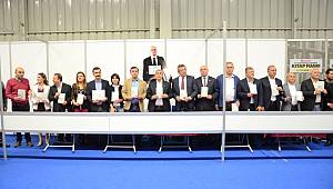 CHP'li milletvekilleri, Enis Berberoğlu'nun cezaevinde yazdığı kitabı imzaladı