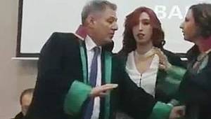 Eskişehir Baro Başkanı, elini sıkmayan kadın avukatın kolunu tutarak konuşmasını engelledi!