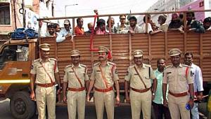 Hindistan'da evsizler 'Ivanka Trump görmesin' diye toplatıldı!