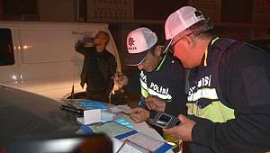 Polis ceza yazarken o içmeye devam etti!