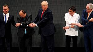 Trump yine şaşkın: Elini nereye koyacağını şaşırdı!