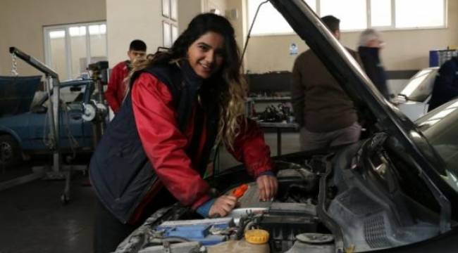 19 yaşında, Malatya'nın ilk kadın oto tamircisi oldu