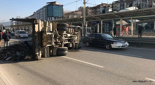 Bursa’da iki servis aracı çarpıştı: 3 ölü, 32 yaralı