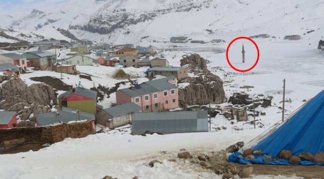 Buzlar arasında ayakta duran minare
