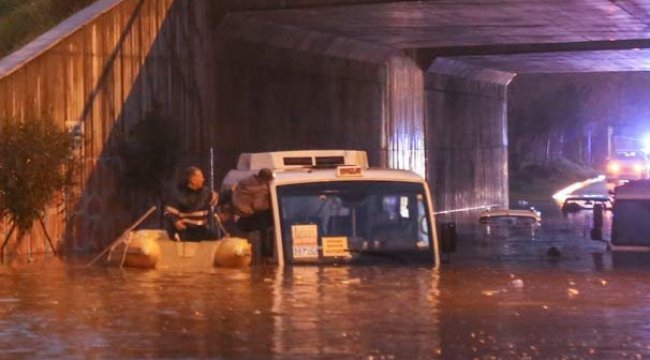 Karayolunu 2 metre su bastı, 5 araç mahsur kaldı