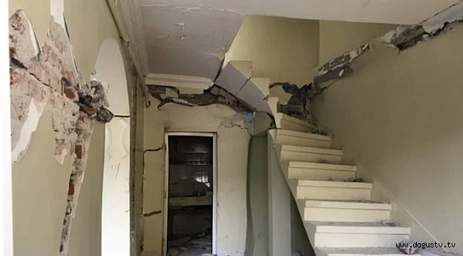 Mahalledeki korkunç çatlaklıklar gün ağarınca ortaya çıktı