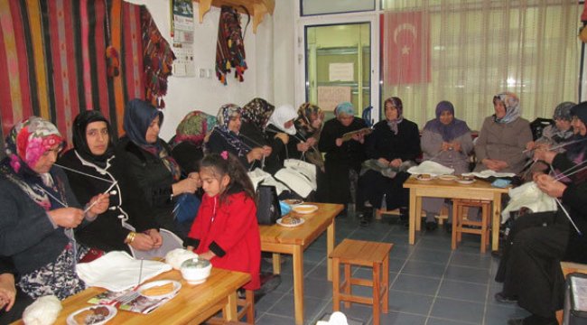 Mehmetçiği soğuktan korumak için içlik örüyorlar