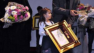 10 aylıkken şehit verdiği babasının madalyasını aldı