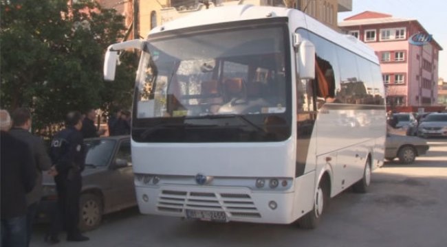 Adana'da şok! Öğrenci dolu servis aracına ateş etti...