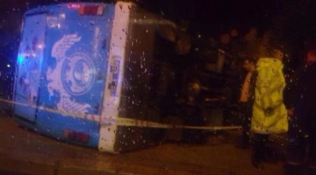 Antalya'da askerleri taşıyan minibüs devrildi