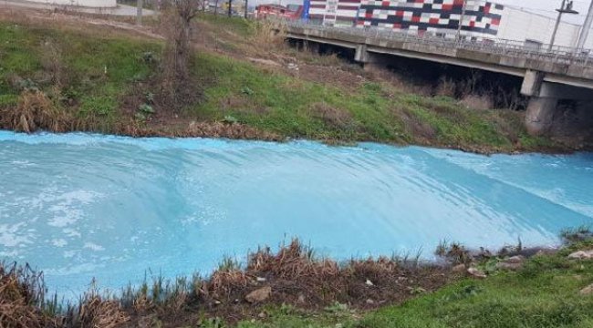 Atık dökülen derenin rengi turkuaz oldu