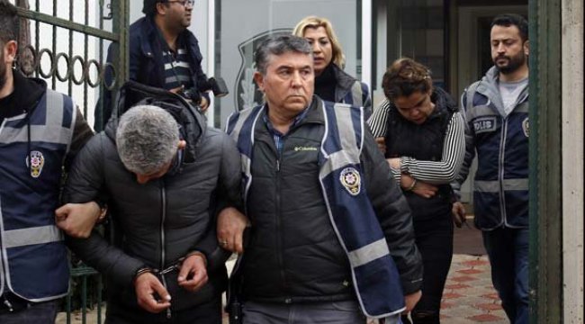 Başındaki kasketi çıkarttı, polis düğmeye bastı