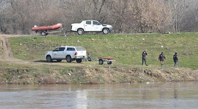 Edirne'de kaçakların botu devrildi