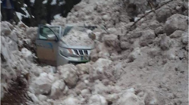 Elektrik arızasına giden ekibin aracının üzerine çığ düştü