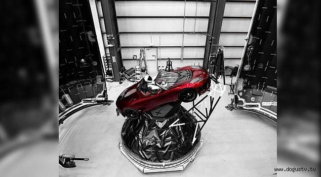 Elon Musk şimdi de uzaya Tesla gönderiyor!