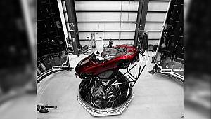 Elon Musk şimdi de uzaya Tesla gönderiyor!