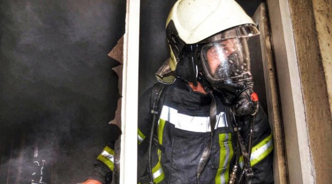 İtfaiye eri, yangında mahsur kalan 4 kişiyi sırtında taşıyarak kurtardı