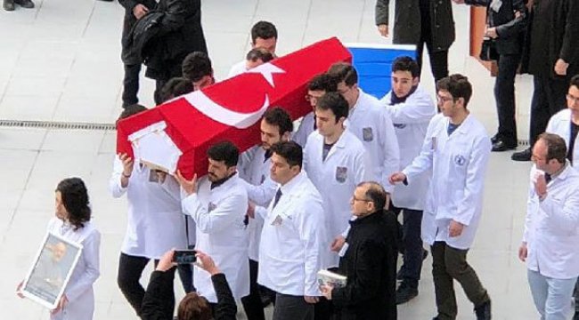 Öğrenciler, hocalarının tabutunu derse götürdü