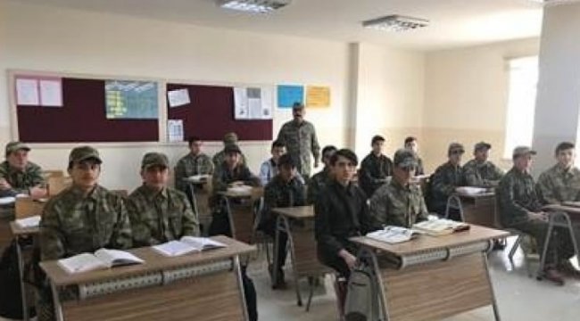 Öğrencilerden Mehmetçik'e destek