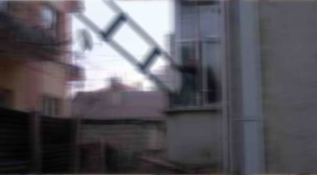 Pencereden kız arkadaşının odasına girdi, babasına yakalandı