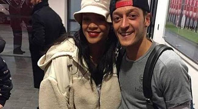Rihanna, Mesut Özil'le yan yana!