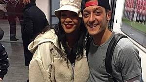Rihanna, Mesut Özil'le yan yana!