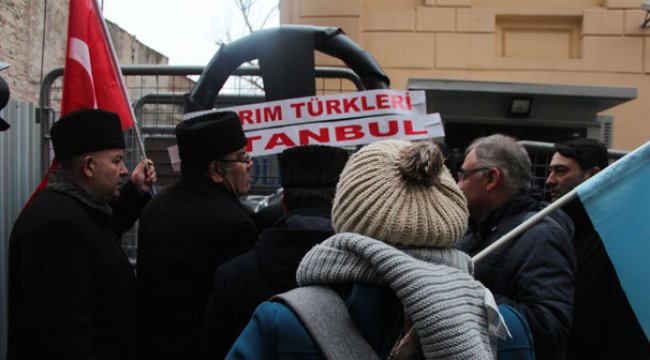 Rusya'nın İstanbul Başkonsolosluğu önünde siyah çelenkli protesto