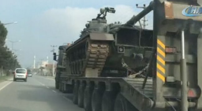 Şehir merkezinden kışlaya taşınan tanklar vatandaşı şaşırttı