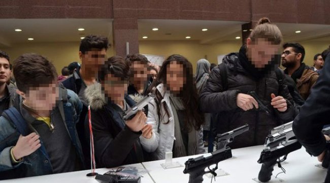 Şok görüntüler! Öğrenciler silah fuarında...