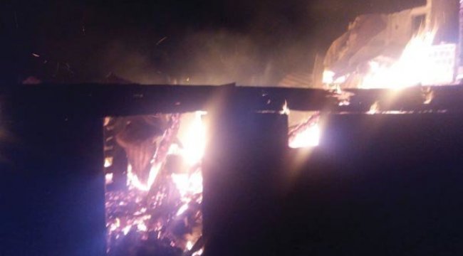 Şömineden çıkan yangın, iki katlı evi küle çevirdi