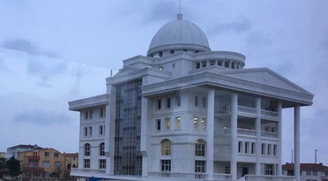 Sosyal medya bu belediye binasını konuşuyor