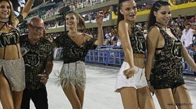Victoria's Secret modelleri Rio Karnavalı'nda '(Metin Hara Türkiye'ye Adriana Lima Brezilya'ya)
