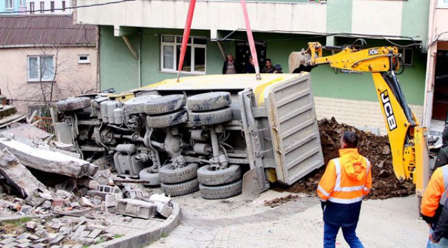 Yine hafriyat kamyonu! Bahçe duvarına çarpıp durabildi