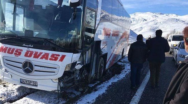 Yolcu otobüsü ile hafif ticari araç çarpıştı
