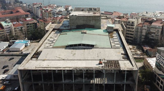 AKM'nin çatısına çıkarılan iş makinesi yıkıma devam ediyor