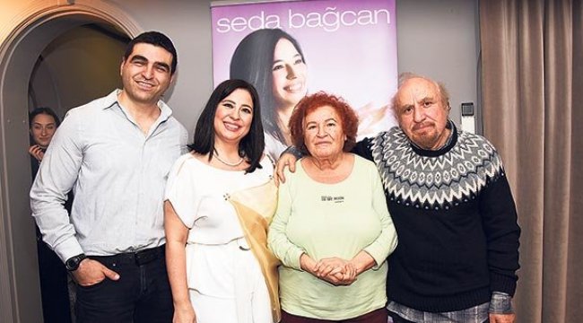 Altıncı albümünü ailesiyle kutladı