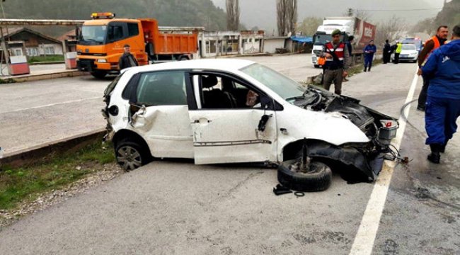 Bariyerlere çarpan otomobil takla attı