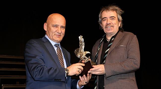 BAŞKAN ALTINOK ÖZ’DEN SELÇUK YÖNTEM’E ONUR ÖDÜLÜ
