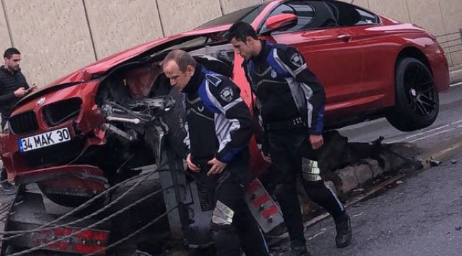Beşiktaş'ta bariyerlere çarpan otomobil asılı kaldı