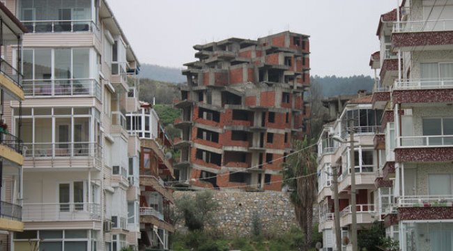 Çınarcık-Armutlu yolu toprak kayması nedeniyle ulaşıma kapandı