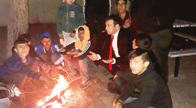 Çocukları sokaktan okula kazanıyor