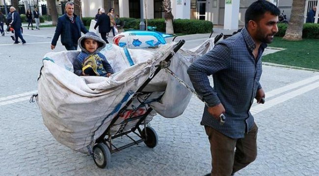 Çocukluğu kağıt toplama aracında geçiyor