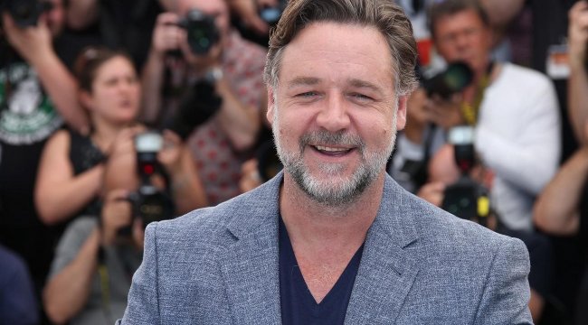 Eşine nafaka ödemek için filmlerinde kullandığı eşyaları açık artırmaya çıkarıyor