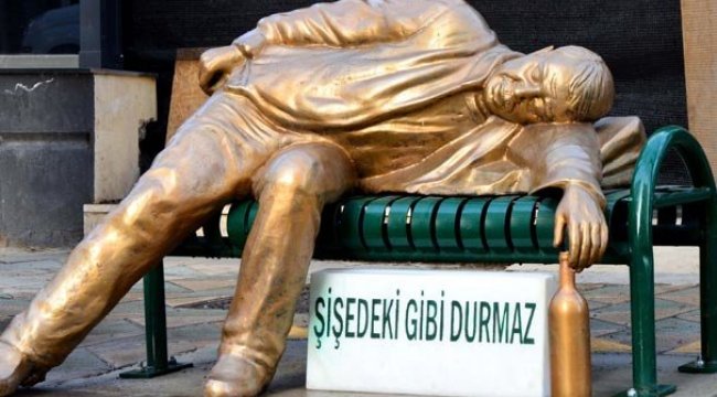 Eskişehir'de 'sarhoş adam' heykeli görenlerin dikkatini çekti